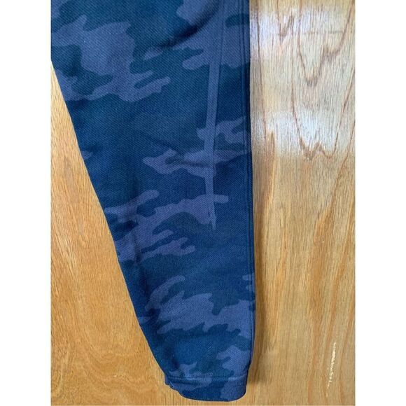Spanx Look at Me Now Seamless Leggings Black Camo Size S - Picture 7 of 11